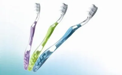 Zdjęcie produktu dla Szczoteczka do zębów ELGYDIUM Whitening medium Pierre Fabre microbal system