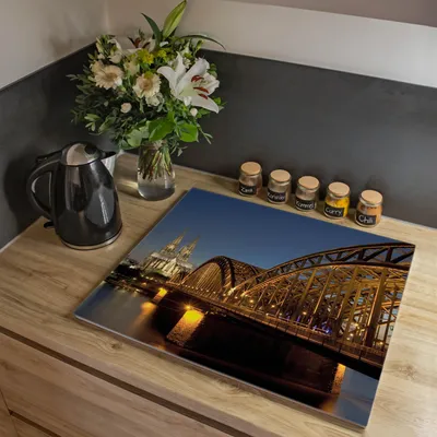 Produktbild von banjado Herdabdeckplatte einteilig 60x52cm groß mit Gummi Abstandshalter, ESG Sicherheitsglas mit Motiv Köln [HAP1 10135]