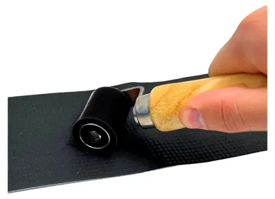 Produktbild von 2 in 1 Silikon Andrückrolle und Messing Nahtrolle - Dachdecker Werkzeug mit ergonomischem Griff - Kugelgelagerte Gummiwalze in schwarz mit 45mm Rollendurchmesser