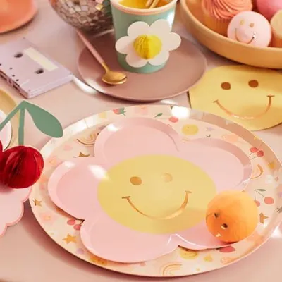 Produktbild von Blumenteller mit fröhlichem Gesicht, Packung mit 8 Einwegtellern aus Papier, Blumenform mit goldenen Folienakzenten – für Kindergeburtstage, groovige Partydekorationen und weitere Anlässe