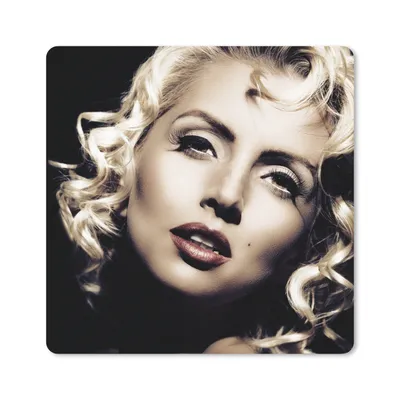 Produktbild von MuchoWow® Mauspad Mousepad Frau - Vintage - Lippenstift - Blond - Locken 20x20 cm - Mousepads - Maus Mat - Pad - Mausunterlage - Desk Mat - Bureauartikeln