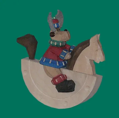 Produktbild von Holzfigur Elche auf Schaukelpferd geschnitzt Höhe 9cm NEU