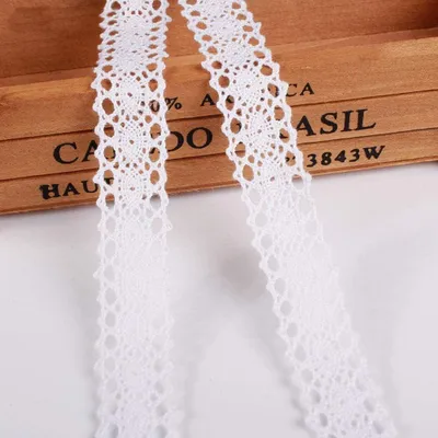 Productafbeelding van Witte katoenen kant, 26 meter lang, 2 cm breed, geschikt voor decoratie en knutselwerk