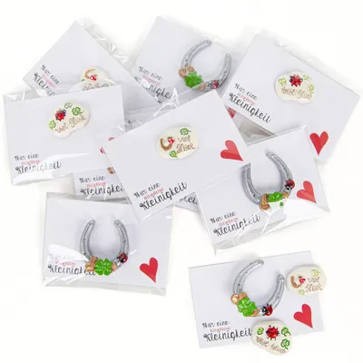 Produktbild von 10 kleine Kärtchen Nur eine klitzekleine Kleinigkeit + verschiedene Glückssymbole - als Gastgeschenke10 Stück