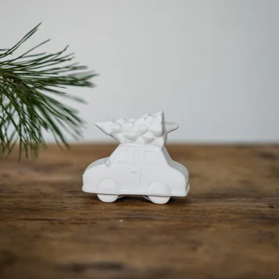 Produktbild von Storefactory Weihnachtsauto mit Tannenbaum HJULSTAD weiß | 8x4x6 cm