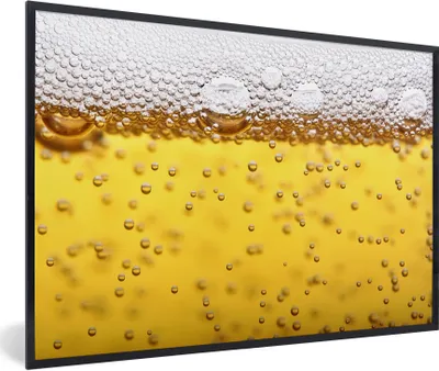 Produktbild von MuchoWow® Gerahmtes Poster Bierblasen im Glas 90x60 cm - Poster mit Schwarzem Bilderrahmen Wandposter Rahmen Foto Bilder - Fotorahmen - Foto-Plakat