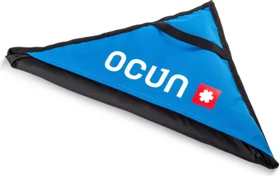 Dreieckiger Seilsack in Blau mit schwarzem Rand und dem weißen Logo von Ocun.