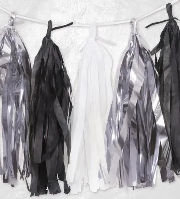 Immagine prodotto di Ghirlanda decorativa con pompon nero-bianco-argento 2,74 m - taglia unica