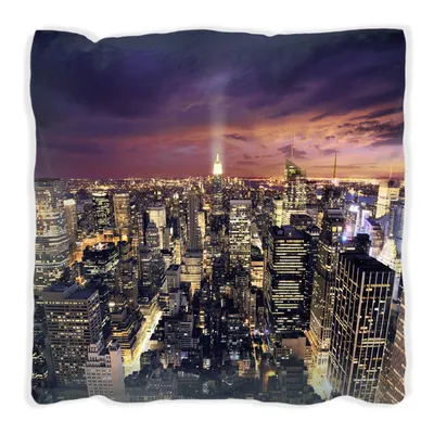 Produktbild von Wallario Premium Kissen, weiche Oberfläche, mit Motiv New York bei Nacht - Panoramablick über die Stadt, Größe: 40 x 40 cm, mit weißer Rückseite