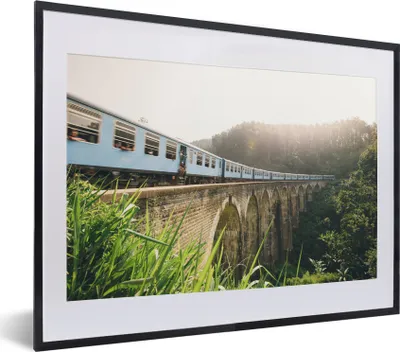 Produktbild von MuchoWow® MuchoWow® Gerahmtes Poster Ein Zug über eine Brücke 40x30 cm - Poster mit zchwarzem Bilderrahmen - Bilderrahmen - Poster im Rahmen