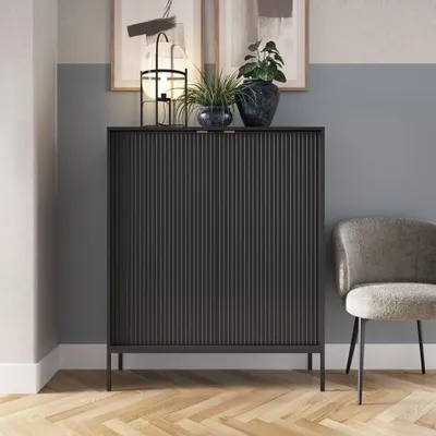 Productafbeelding van Zwarte moderne hoge commode met ribbels, model KIOTO KW2D. Zwarte kast, hoge kast
