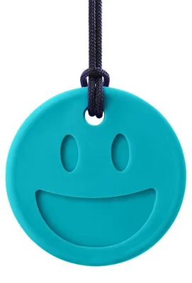Image de ARK Therapeutic : Collier de dentition Smiley Face Chewmoji. Jouet à mâcher en forme de smiley, double face, avec deux expressions différentes, idéal pour les personnes qui mâudent avec les dents de devant, pour les enfants et les adultes.