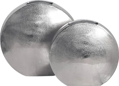 Gesamtansicht des Vase 2er Set Aluminium Silber Rund Modern Handgefertigt mit zwei silbernen Kugelvasen in unterschiedlichen Größen.