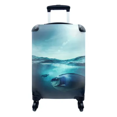Obrázok produktu pre Kufrík Ručná batožina na kolieskach Malý cestovný kufor so 4 kolieskami Ryby - more - modré - Veľkosť kabíny < 55x40x23 cm & 55x40x20 cm - Foto kufor
