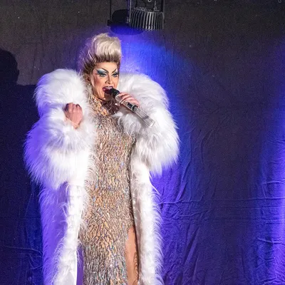 Produktbild von Jochen Schweizer Travestie & Mirage Show Saarbrücken; Erlebnis verschenken oder selbst erleben; Gutschein gültig für 1 Person Gruppengröße: 10-50 Personen