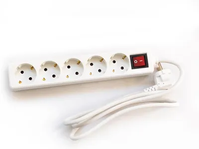 Imagen del producto de Regleta con 5 enchufes, color blanco, con interruptor y cable de 1,5 metros