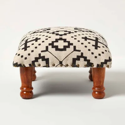 Produktbild von HOMESCAPES Polsterhocker Reva schwarz-creme mit Holzbeinen, 40 x 40 x 25 cm