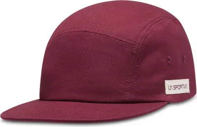 Bordeauxfarbene Kappe mit flachem Schirm von La Sportiva; Modell Mountain Logo Hat.
