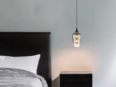 Produktbild von Kleine LED Pendelleuchte hängend über Esstisch & Kücheninsel Rauchglas, Ø 18cm