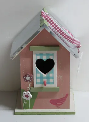 Produktbild von Rosa Vogelhaus mit Herz-Einflugsloch, Blechdach, ca. 24x17x13 cm, zum Aufhängen