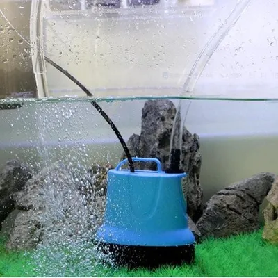 Immagine prodotto di Mini pompa per acqua con 3 ugelli e tubo da 15 m - pompa sommersa regolabile da 25 W 1500 l/h - pompa per acquario, laghetto, giardino roccioso (blu).