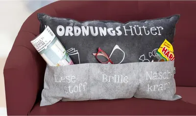Produktbild von Gilde Kissen Ordnungshüter hellgrau dunkelgrau mit Taschen, bestickt  Lesestoff     Brille     Naschkram , 100% Polyester L= 40,0 cm B= 60,0 cm H= 10,0 cm 45518