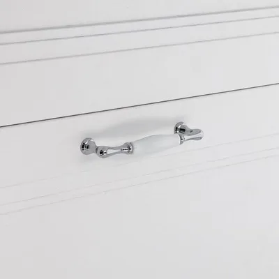 Productafbeelding van Handgreep voor meubels, gemaakt van zinklegering en porselein. Afstand tussen de bevestigingsgaten: 128 mm. Gepolijde chroomafwerking. Set van 6 stuks