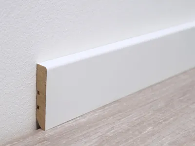 Produktbild von PROFI | 2,20 m | Weiß 70x22mm Sockelleiste, Vierkant Design, MDF Kern, lackiert und überstreichbar, hohe Beanspruchbarkeit, natürlicher Look, Dekorleiste