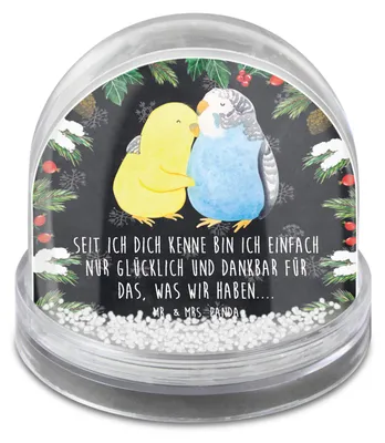 Produktbild von Mr. & Mrs. Panda Weihnachts Schneekugel Wellensittich Liebe - Kreidetafel - Geschenk, Verknallt, Schüttelkugel, schnee kugel, Weihnachten, Umarmung, Große, dekoartikel