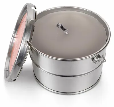 Productafbeelding van Rustieke buitenkaars "Lys" in metalen houder – linnen – Ø 18 × H 14 cm – 1 stuk