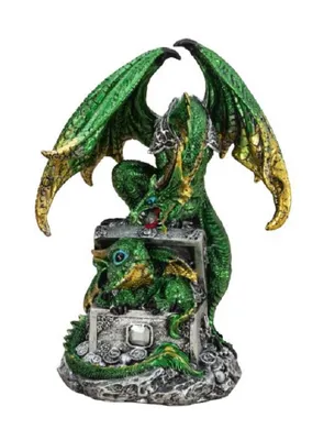 Das Bild zeigt eine detailliert, gestaltete, grüne Drachenfigur, die auf einer Schatztruhe sitzt.
