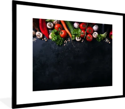 Produktbild von MuchoWow® Gerahmtes Poster Gemüse - Kräuter - Gewürze - Schwarz - Rustikal - Küche 80x60 cm - Poster mit Schwarzem Bilderrahmen Wandposter Rahmen Foto Bilder - Schlafzimmer-Dekorationen - Fotoposter