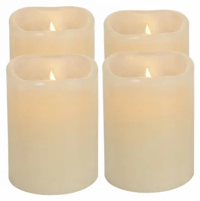 Productafbeelding van LED-kaarsen set van 4, crèmekleurig, met timer, op batterijen, afmetingen 6,5 x 5 cm. Kunststof kaarsen in stompvorm, warmwit licht met flikkereffect, geschikt voor binnenshuis