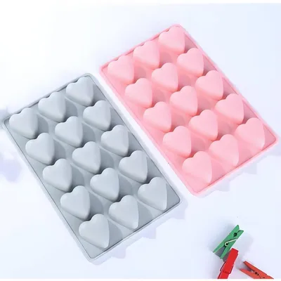 Immagine prodotto di Set da 2 tappetini in silicone a forma di cuore, con 15 cavità, ideali per preparare biscotti e dolcetti per cani