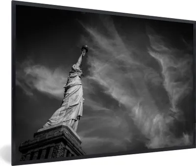 Produktbild von MuchoWow® MuchoWow® Gerahmtes Poster Freiheitsstatue in New York in schwarz-weiß 60x40 cm - Poster mit zchwarzem Bilderrahmen - Printing - Wanddeko Schlafzimmer