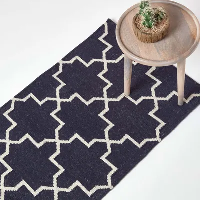 Obrázek produktu pro HOMESCAPES Ručně tkaný kilimový koberec Edmonton s geometrickým vzorem ze 100% bavlny, tmavě modrá a bílá barva, 66 x 200 cm