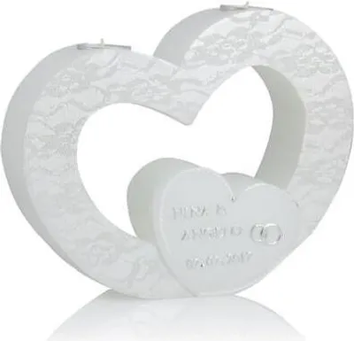 Produktbild von Hochzeitskerze Doppelherz mit Spitzenmuster mit Namensverzierung aus hochwertigen Wachsbuchstaben und Sichtkarton