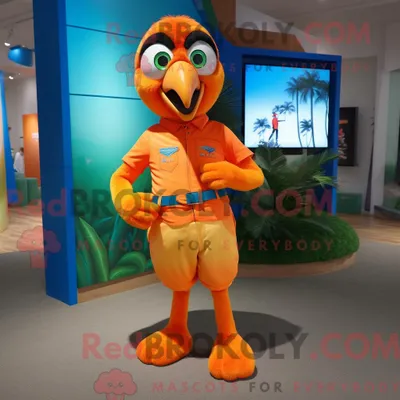 Produktbild von Maskottchencharakter REDBROKOLY eines orangefarbenen Papageis mit Bikini und Krawatte