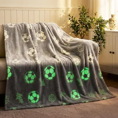Productafbeelding van Knuffeldekentje voor kinderen, met voetbalmotief en glow-in-the-dark effect, 130 x 150 cm, geschikt voor jongens