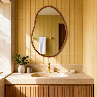 Image de Miroir mural Vrygle en hêtre massif, miroir décoratif au cadre en bois irrégulier pour le salon, le couloir ou la chambre à coucher, 56 x 82 cm