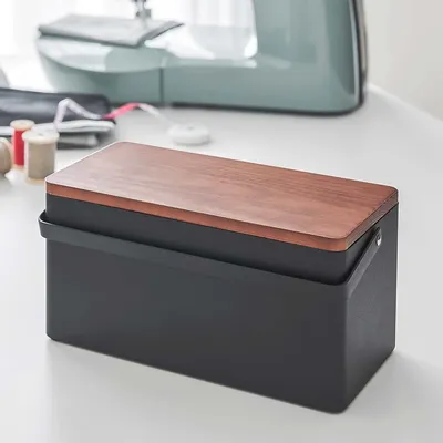 Produktbild von Yamazaki Home Nähkasten Nähkästchen Nähbox schwarz mit Deckel Griff und Nadelkissen modern 27x13x14cm Tower 05061