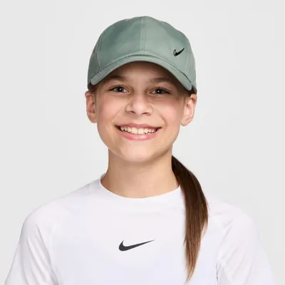 Produktbild von Nike Dri-FIT Club Kids Unstructured Metal Swoosh Cap