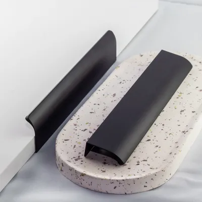 Zdjęcie produktu dla Uchwyt do mebli czarny meblowy krawędziowy do szafek szuflad mat loft 160mm