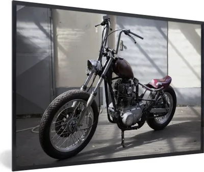 Produktbild von MuchoWow® Gerahmtes Poster Ein altmodisches Chopper-Motorrad 90x60 cm - Poster mit Schwarzem Bilderrahmen Wandposter Rahmen Foto Bilder - Fotorahmen - Foto-Plakat