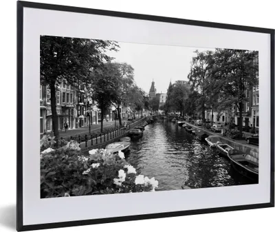 Produktbild von MuchoWow® MuchoWow® Gerahmtes Poster Sommerliche Gracht in Amsterdam - schwarz und weiß 60x40 cm - Poster mit zchwarzem Bilderrahmen - Schlafzimmer - Plakat in Rahmen - Drucken