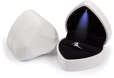 Produktbild von LED-Ringkasten, Herzformige Schmuckkästchen, Verlobungsschmuck, Geschenkbox, Valentine, Weihnachten, Geburtstag, Jubiläum, Schmuckkästchen aus weißem Kunststoff.