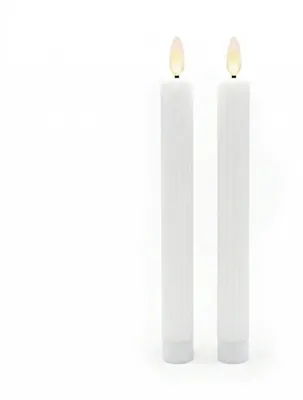 Produktbild von Relaxdays LED Stabkerzen, 2er Set, HxD: 25 x 2 cm, flackernde Flamme, Echtwachs, Rillen, flammenlose Kerzen, weiß