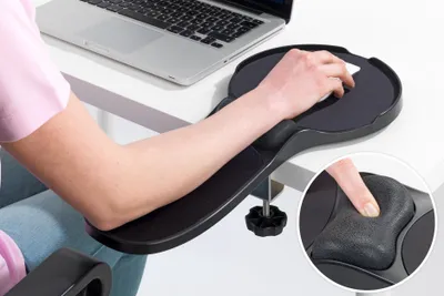 Produktbild von Wenko Tisch- und Armlehnen-MauspadDas Tisch- und Armlehnen-Mauspad bietet optimale Unterstützung für Handgelenk und ArmBesonders im Home Office ist es oftmals schwierig, bei der Arbeit mit der Computermaus die ergonomisch richtige Handhaltung einzunehm