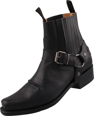 Auf dem Bild ist ein schwarzer Stiefel zu sehen der von der Seite abgebildet ist. Der Stiefel hat eine glatte Oberfläche und eine robuste Sohle die ihm ein markantes Aussehen verleiht.