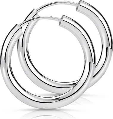 Kleine, breite, runde Creolen aus glänzendem Silber 20mm Durchmesser mit Steckverschluss – schlicht, elegant und zeitloses Design für vielseitige Looks.